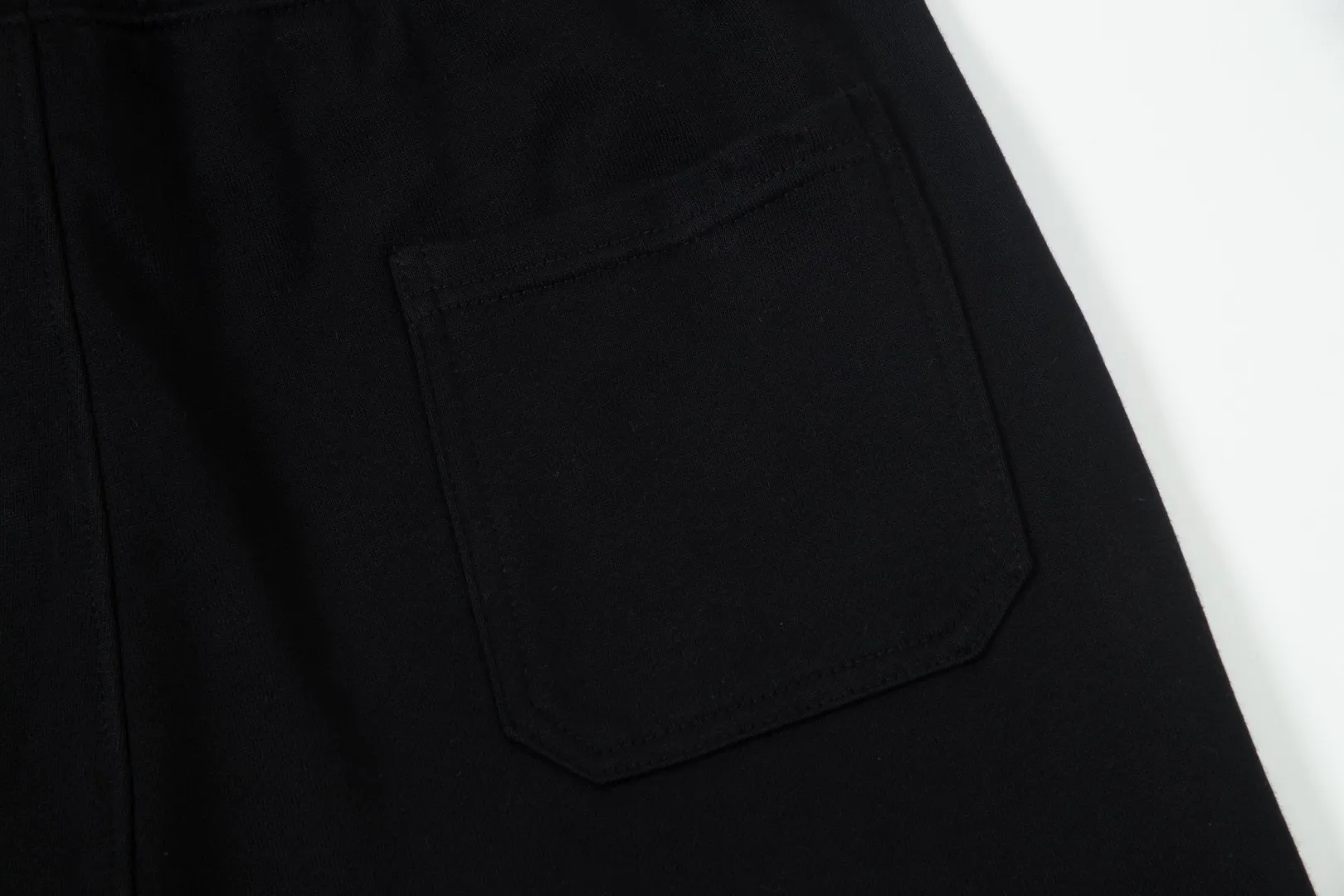 P230 top version, different currencies) ✨ Chrome hearts/Chrome hearts SS show style Slim-fitting lines simple printed letter Logo trendy shorts for men and women Compatible with all body types Black and white drawstring design on the waist elastic band Customized drawstring pockets with diagonal pocket design on both sides There is also a small pocket on the back Color: black gray Size S-XL